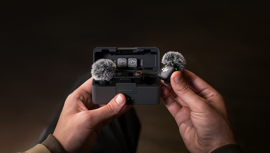 System mikrofonów bezprzewodoSystem mikrofonów bezprzewodowych DJI Mic 3 2 TX + 2 RX + Etui ładujące czarny grafika przedstawia etui z mikrofonami w środku